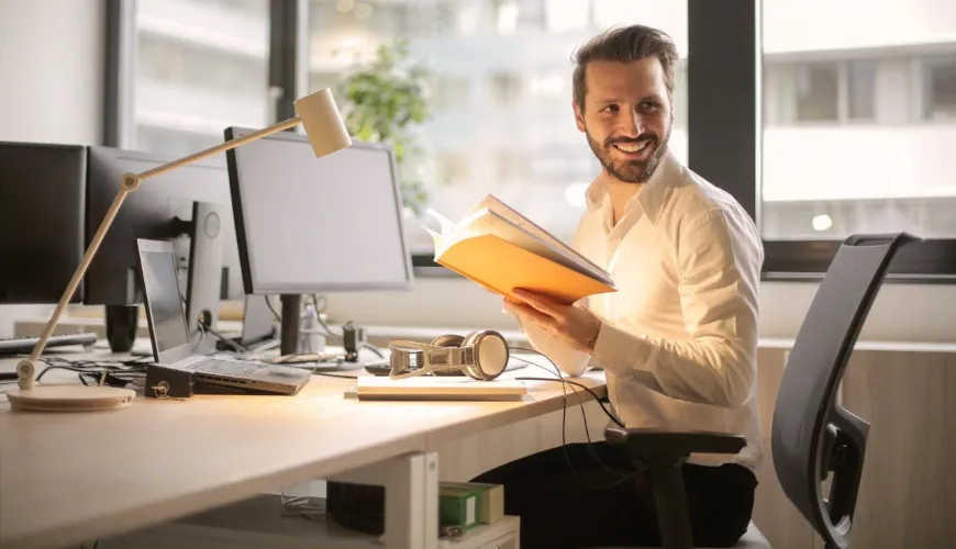 Cold Email vs. LinkedIn Outreach: When to Use Which (and How to Combine Them)