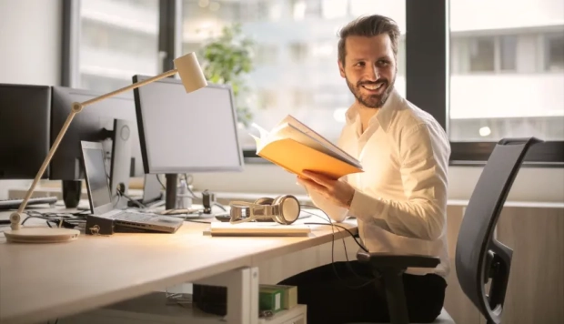 Cold Email vs. LinkedIn Outreach: When to Use Which (and How to Combine Them)